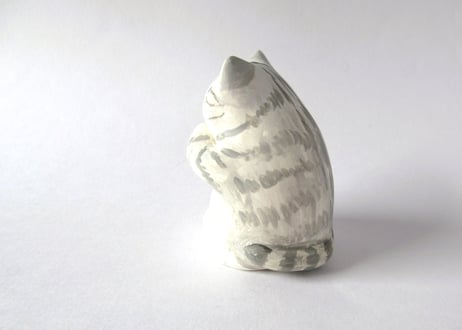 なつめみちこ 猫の置物 うまうまにゃんこ＊サバトラ猫