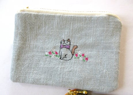 お花と猫の刺繍　リネンのミニポーチ＊うすいブルーA／B
