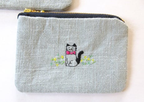 お花と猫の刺繍　リネンのミニポーチ＊うすいブルーA／B