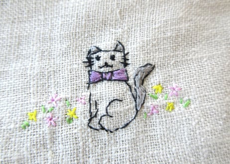 お花と猫の刺繍　リネンのミニポーチ＊うすいグレー