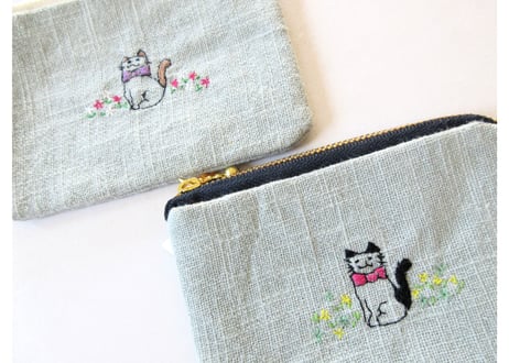 お花と猫の刺繍　リネンのミニポーチ＊うすいブルーA／B