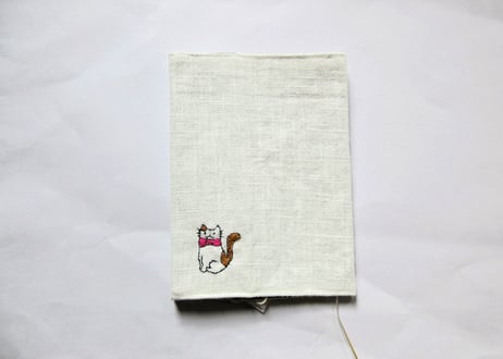 猫の刺繍 リネンブックカバー＊オフホワイトA