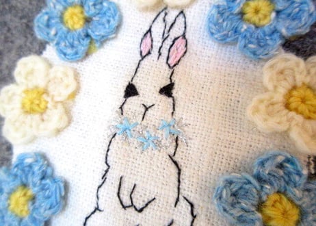 お花とうさぎ刺繍のウールポーチB