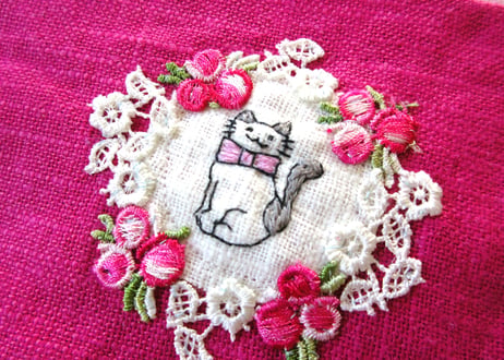 お花リースと猫刺繍＊リネンのポーチ　ローズピンクB