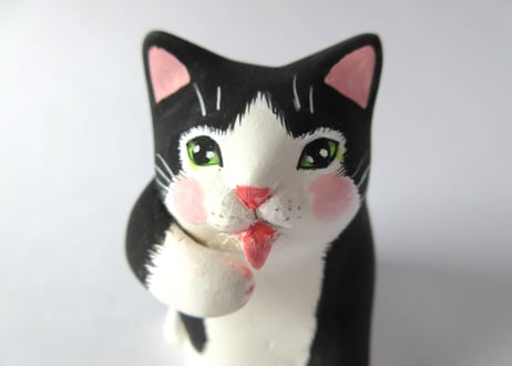 なつめみちこ 猫の置物 うまうまにゃんこ＊ハチワレ