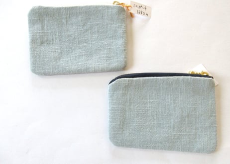 お花と猫の刺繍　リネンのミニポーチ＊うすいブルーA／B