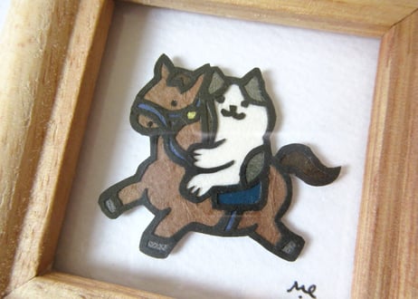 オガタミホ　額入りミニ切り絵＊馬乗りハチワレ猫