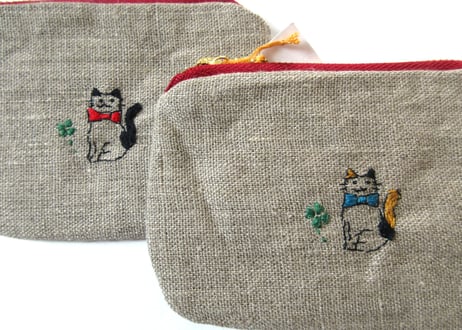 ヨーロッパリネンのミニポーチ　四つ葉のクローバーと猫の刺繍 A・B