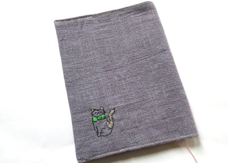 猫の刺繍 リネンブックカバー＊ラベンダーグレーB