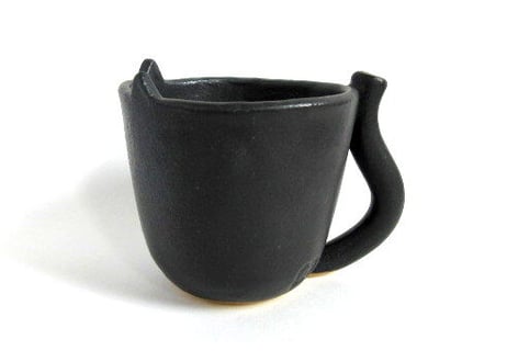 岡部登志子 ネコのマグカップ  黒猫