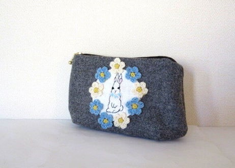 お花とうさぎ刺繍のウールポーチB