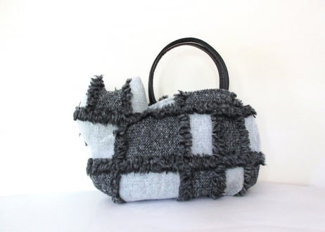 ブラックハート柄デニム♡刺繍のショルダーバッグ♡リボンとバンダナの猫ちゃん ブラックハート柄デニム♡刺繍のショルダーバッグ♡リボンとバンダナの