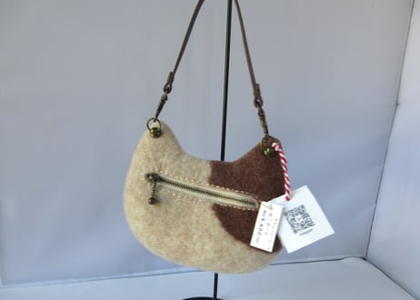 haruru＊woolfelt　ねこポーチ＊茶のぶちねこ