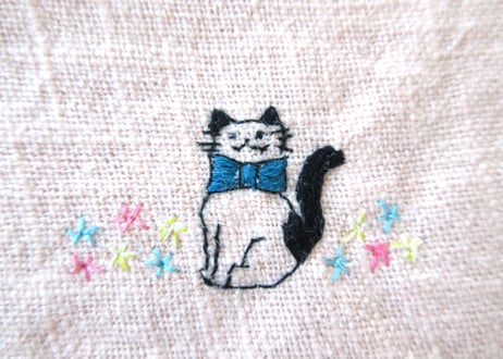 お花と猫の刺繍　リネンのミニポーチ＊ピンクA／B