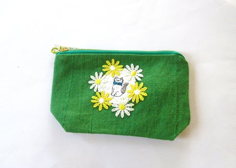 お花リースと猫刺繍＊リネンのポーチ　グリーンA