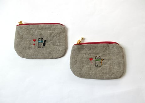 ヨーロッパリネンのミニポーチ　ハートと猫の刺繍 A・B