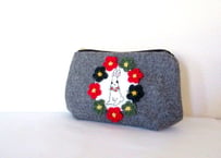お花とうさぎ刺繍のウールポーチA
