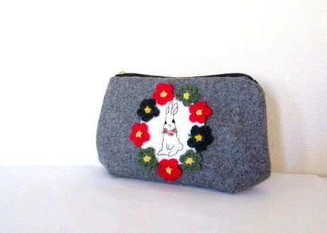 お花とうさぎ刺繍のウールポーチA