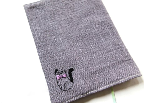 猫の刺繍 リネンブックカバー＊ラベンダーグレーA