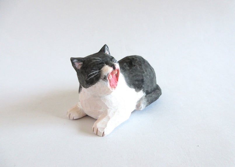 木彫の猫　手作り　箱から顔を出している猫　キューブ 木彫の猫 手作り 箱から顔を出している猫 キューブ 木彫の猫