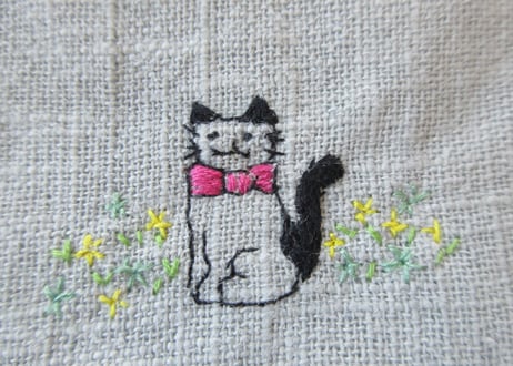 お花と猫の刺繍　リネンのミニポーチ＊うすいブルーA／B