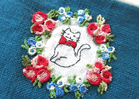 お花リースと猫刺繍＊リネンのポーチ　ターコイズブルー