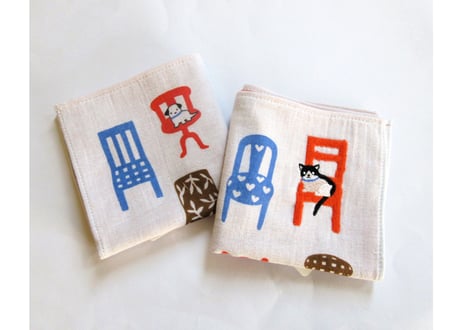 刺繍ガーゼパイルタオル　「椅子と猫と犬」
