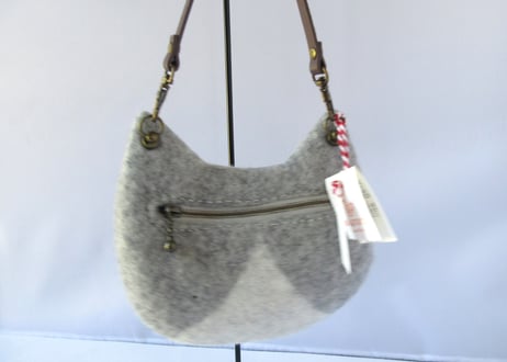 haruru＊woolfelt　ねこポーチ＊グレーハチワレ