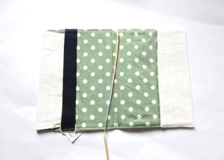 猫の刺繍 リネンブックカバー＊オフホワイトA