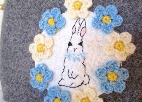 お花とうさぎ刺繍のウールポーチB