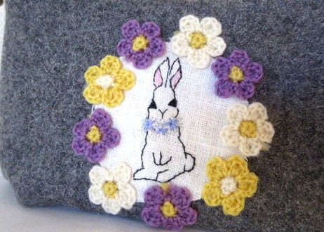 お花とうさぎ刺繍のウールポーチC