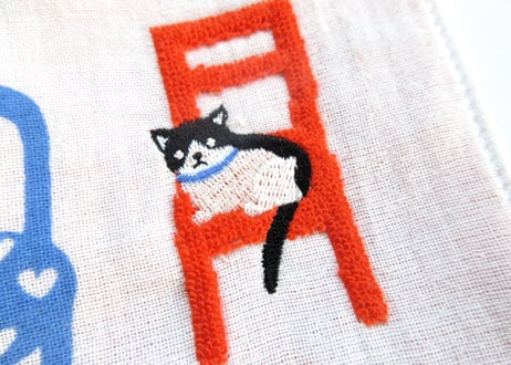 刺繍ガーゼパイルタオル　「椅子と猫と犬」