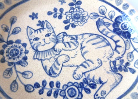 横山裕子　楕円皿＊花の中でゴロゴロ