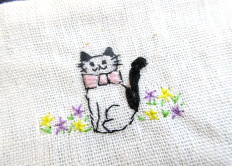 お花と猫の刺繍　小さなリネンのポーチC