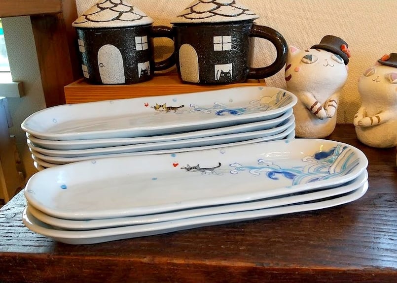 東早苗　さなぼ　猫　ねこ　陶器　九谷焼 九谷焼 東早苗 長皿＊波に乗るネコF | コーヒー豆と雑貨の店 豆ねこ