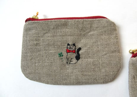 ヨーロッパリネンのミニポーチ　四つ葉のクローバーと猫の刺繍 A・B