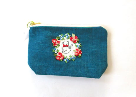 お花リースと猫刺繍＊リネンのポーチ　ターコイズブルー