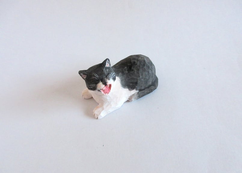 usaneko　戸川五十生　tiny cats 　樟にアクリ猫の木製彫刻 かわうそ画廊