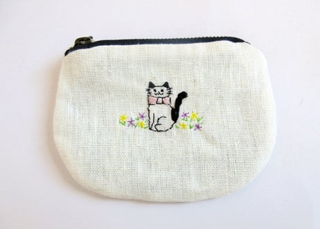 お花と猫の刺繍　小さなリネンのポーチC