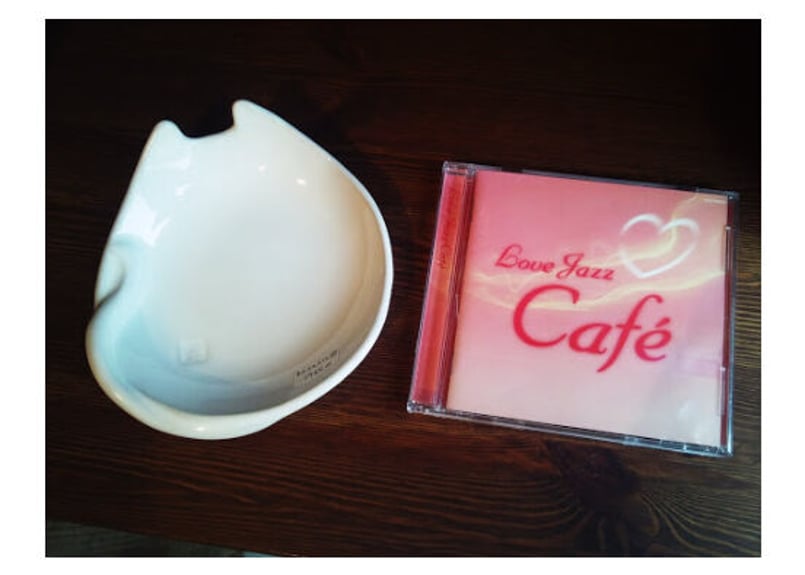 岡部登志子 猫シルエット皿＊中 | コーヒー豆と雑貨の店 豆ねこ