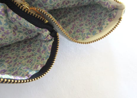 お花と猫の刺繍　リネンのミニポーチ＊うすいブルーA／B