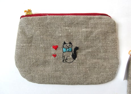 ヨーロッパリネンのミニポーチ　ハートと猫の刺繍 A・B