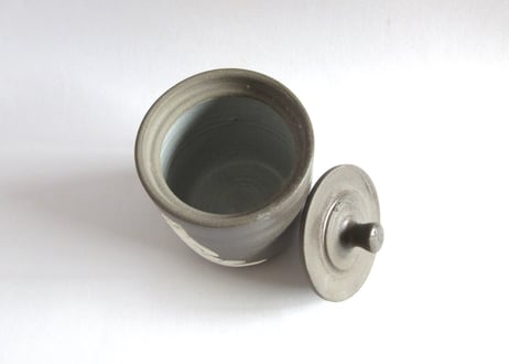 つぐみ製陶所 猫のフタ物A＊シロネコ