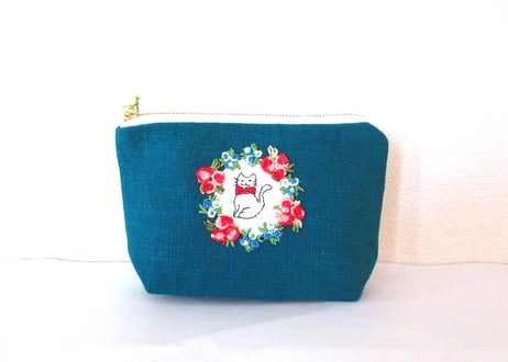 お花リースと猫刺繍＊リネンのポーチ　ターコイズブルー