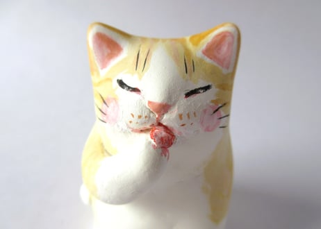 なつめみちこ 猫の置物 うまうまにゃんこ＊白茶猫