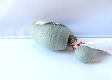 haruru＊woolfelt　しかくがま口Sサイズ　黒ハチワレ