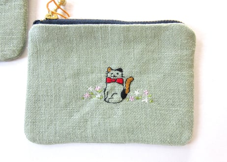 お花と猫の刺繍　リネンのミニポーチ＊セージグリーンA／B