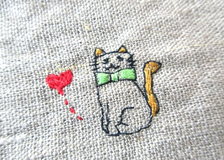 ヨーロッパリネンのミニポーチ　ハートと猫の刺繍 A・B