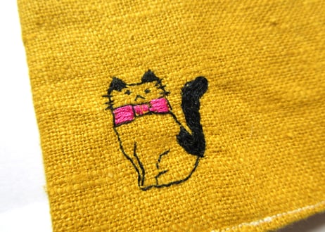 猫の刺繍 リネンブックカバー＊マスタード