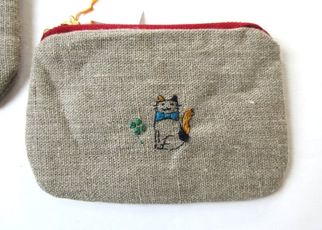 ヨーロッパリネンのミニポーチ　四つ葉のクローバーと猫の刺繍 A・B